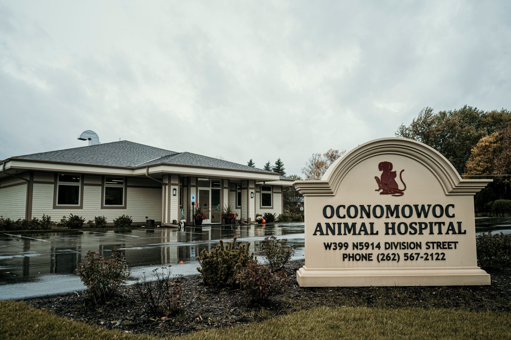 Exterior of Oconomowoc Animal Hospital in Oconomowoc, WI